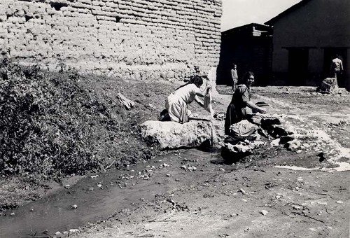 Imagen de Lavanderas en zona de riachuelos para uso doméstico del poblado de San Antonio Acahulco (propio)