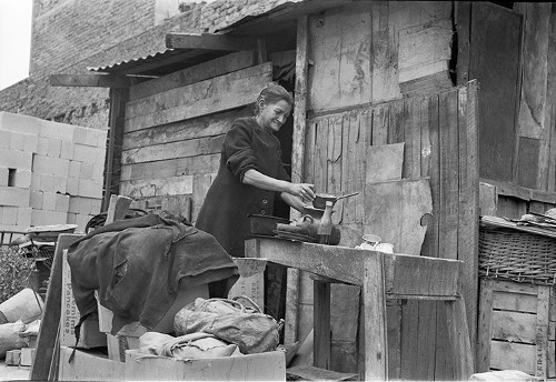 Imagen de Mujer aseando su vivienda (propio)