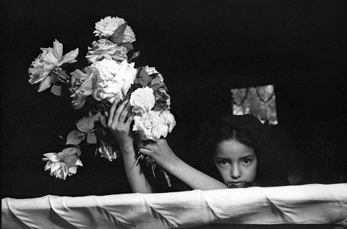 Imagen de Niña con flores (propio)
