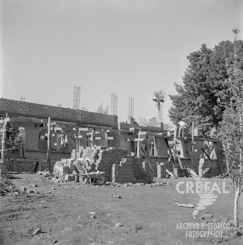 Imagen de Hombres en la construcción de aulas (atribuido)