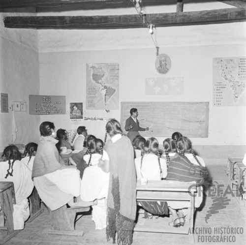 Imagen de Mujeres y hombres en salón de clases (atribuido)