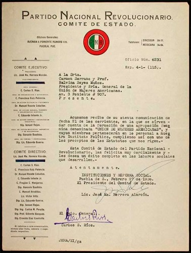 Imagen de José Ma. Herrera Alarcón y Carlos S. Ríos felicitan a Carmen Serrano y Balvina Reyes (atribuido)