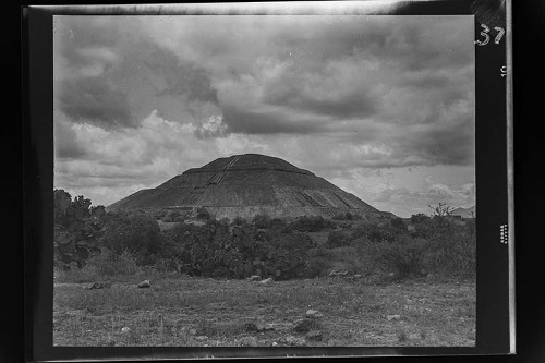 Imagen de Pirámide del Sol en la zona arqueológica de Teotihuacán, Teotihuacán de Arista (atribuido)