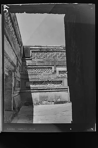 Imagen de Grupo de las Columnas, patio del Palacio de Mitla, en la zona arqueológica de Mitla, Oaxaca (atribuido)