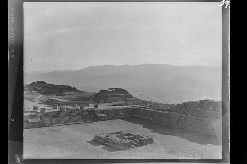Imagen de Gran Plaza Central en la zona arqueológica de Monte Albán, Oaxaca (atribuido)