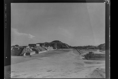 Imagen de Panorámica de la Gran Plaza Central, los edificios centrales y la Plataforma Sur, en la zona arqueológica de Monte Albán, Oaxaca (atribuido)