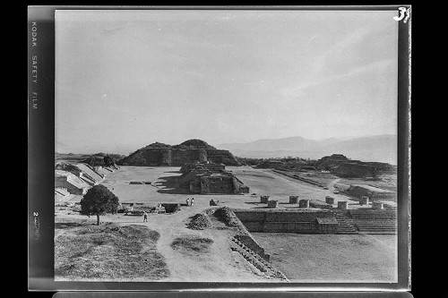 Imagen de Vista general de la zona arqueológica en Monte Albán, Oaxaca (atribuido)