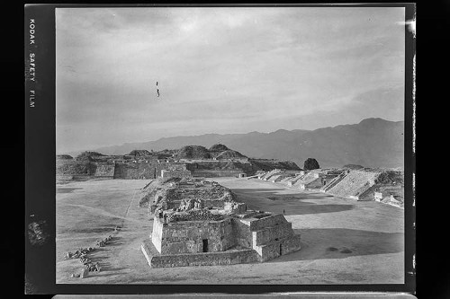 Imagen de Edificio J en la zona arqueológica de Monte Albán, Oaxaca (atribuido)
