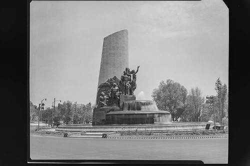 Imagen de Fotografía de arquitectura civil, Fuente de Petróleos Mexicanos, Ciudad de México (atribuido)