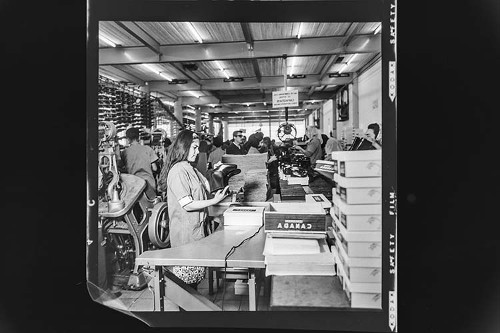 Imagen de Fotografía publicitaria, industrialización en la ciudad de Guadalajara, México (atribuido)