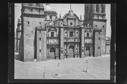 Imagen de Fotografía de arquitectura religiosa, vista del atrio y fachada principal de la Catedral de Puebla, Puebla (atribuido)
