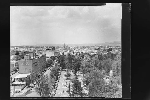Imagen de Fotografía de arquitectura civil, calle Corregidora Sur, se observan los hoteles Amberes e Impala, en Santiago de Querétaro, Querétaro (atribuido)