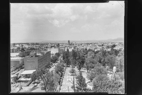 Imagen de Fotografía del paisaje urbano, calle Corregidora Sur en Santiago de Querétaro, Querétaro (atribuido)
