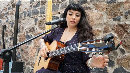 Imagen de Visita de Mon Laferte en el marco del taller de creación literaria y musical realizado por La Letra Escarlata (atribuido)