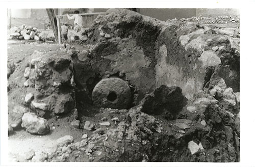 Imagen de Rueda de piedra desenterrada (atribuido)