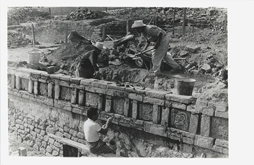 Imagen de Trabajadores limpiando los glifos calendáricos de un friso (atribuido)