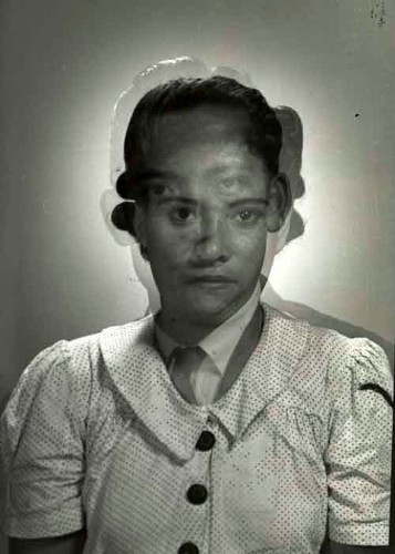 Imagen de Retrato de mujer con vestido formal estampado en estudio superpuesta con la de hombre joven (atribuido)