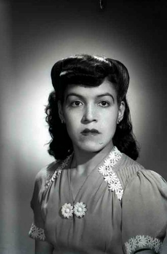 Imagen de Retrato de mujer joven con vestido formal y peinado estilizado en estudio (atribuido)