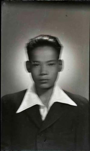 Imagen de Retrato de niño con camisa y saco en estudio (atribuido)