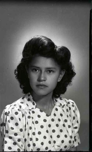Imagen de Retrato de jovencita con vestido estampado y peinado sencillo en estudio (atribuido)
