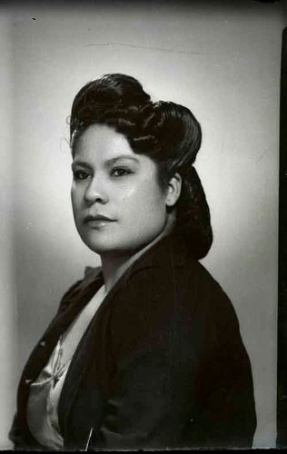 Imagen de Retrato de mujer joven con vestido formal y peinado elaborado en estudio (atribuido)