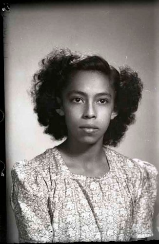 Imagen de Retrato de jovencita con vestido estampado y peinado sencillo en estudio (atribuido)