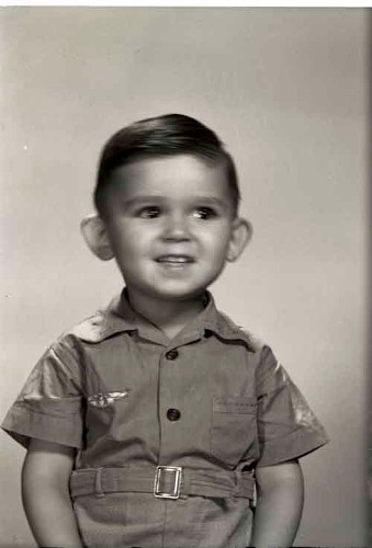Imagen de Retrato de niño con conjunto de vestir tipo militar con insignia en estudio (atribuido)