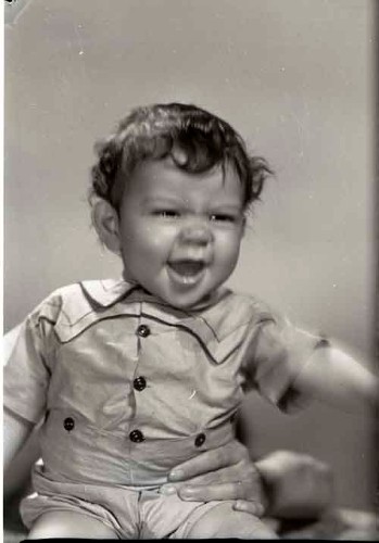 Imagen de Retrato de bebé niño con conjunto de vestir sentado en estudio (atribuido)