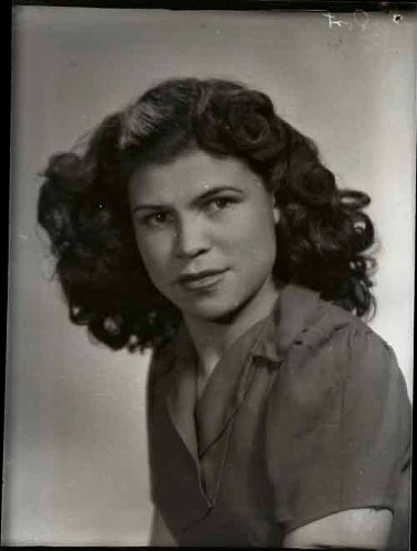 Imagen de Retrato de mujer joven con peinado sencillo y vestido formal en estudio (atribuido)