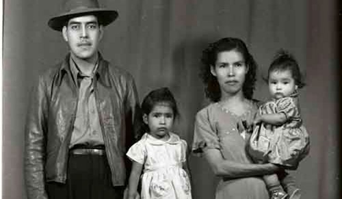 Imagen de Retrato de familia con padres y dos niñas con ropa formal en estudio (atribuido)