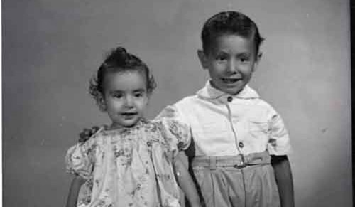 Imagen de Retrato de niña y niño hermanitos con ropa formal en estudio (atribuido)