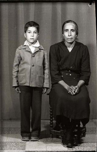 Imagen de Retrato de mujer adulta y niño posiblemente abuela y nieto en estudio (atribuido)