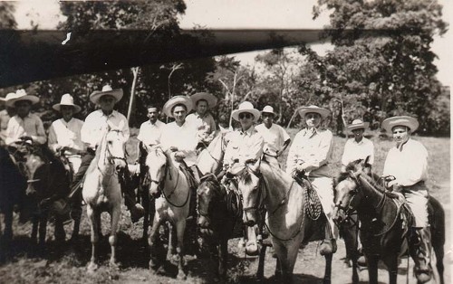 Imagen de Los precandidatos Lavalle Urbina y Guerrero Martínez montando caballo en la Rivera Baja de Palizada (atribuido)