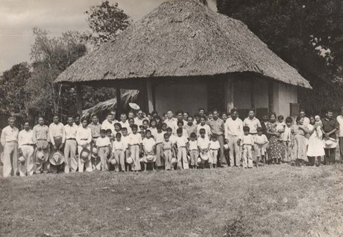 Imagen de Lavalle Urbina y Guerrero Martínez en Escuela Primaria del Ejido Alamilla (atribuido)