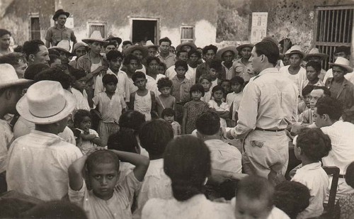 Imagen de Lavalle Urbina con habitantes del Ejido de Haltunchén (atribuido)