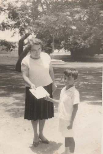 Imagen de Pedro Moreno Tello recibe un diploma de una maestra (atribuido)