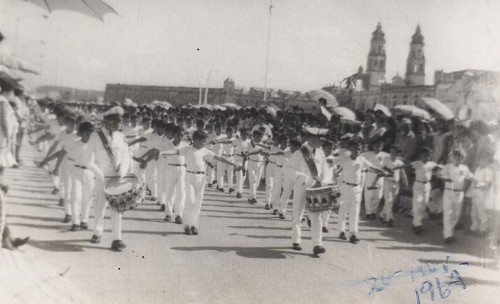 Imagen de Contingente de una escuela primaria por el Parque de la República en un desfile cívico (atribuido)
