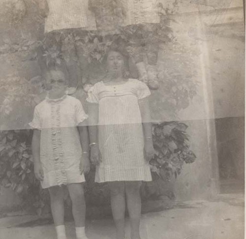 Imagen de Esther Moreno Tello con una amiga en el parque (atribuido)