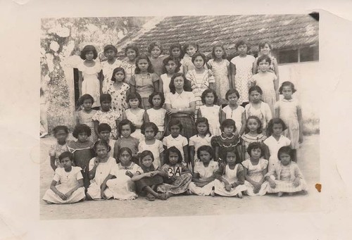 Imagen de Grupo de niños con maestra (atribuido)
