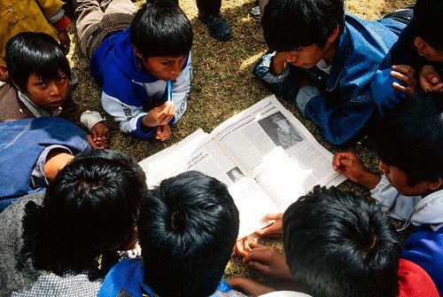 Imagen de Niños leyendo un periódico (propio)