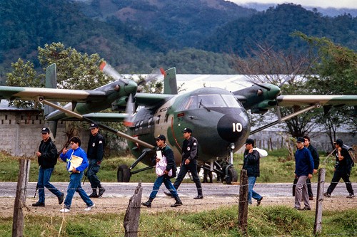 Imagen de Hombres y policías junto a una avioneta (propio)