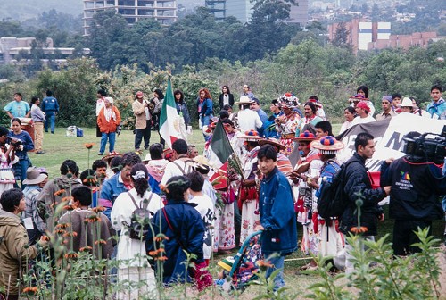 Imagen de Integrantes del Congreso Nacional Indígena en la zona arqueológica de Cuicuilco (propio)