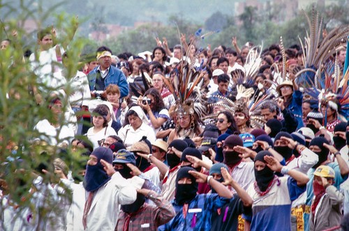 Imagen de Integrantes del EZLN en la zona arqueológica de Cuicuilco (propio)