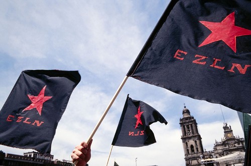 Imagen de Banderas del EZLN durante el mitin de la Caravana Zapatista en el Zócalo (propio)