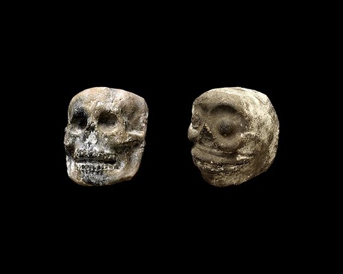 Imagen de Cráneos de barro y de piedra (propio)