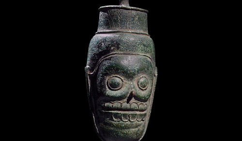 Imagen de Cascabel con cráneo humano (propio)
