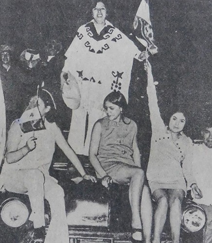 Imagen de Mujeres aficionadas celebran sobre un auto a la Selección Nacional de México (atribuido)