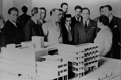 Imagen de Presentación de la maqueta del proyecto del Hospital "La Raza" al presidente Manuel Ávila Camacho (atribuido)