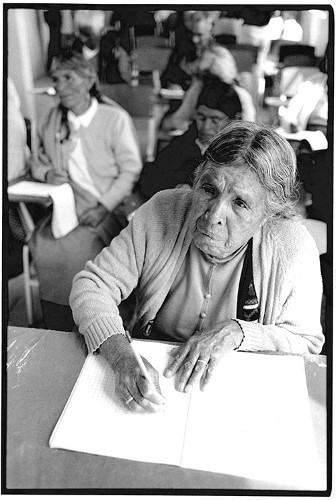 Imagen de Mujer de la tercera edad tomando clase (propio)