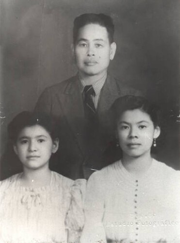 Imagen de Chong Fat con sus hijas Josefina y Margarita Fat Cano (atribuido)